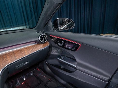 Certified 2025 Mercedes-Benz C 300 Sedan image 21