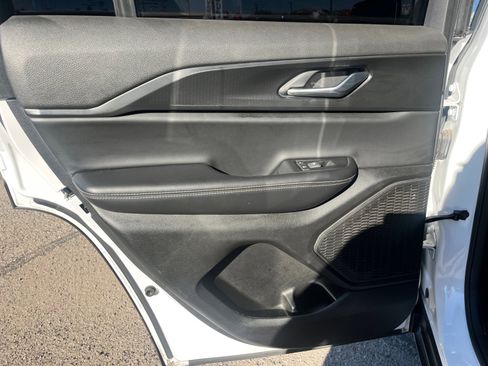 Used 2025 Jeep Grand Cherokee Altitude image 16