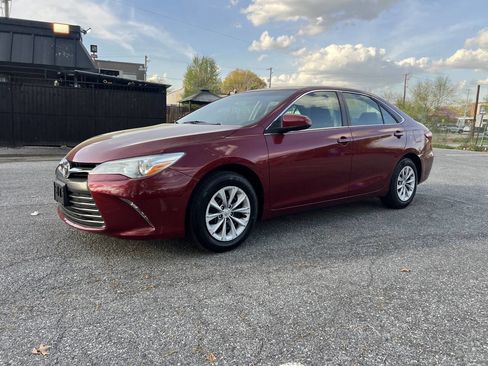 Used 2016 Toyota Camry LE image 2