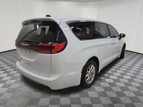 Used 2025 Chrysler Pacifica Select FWD image 4