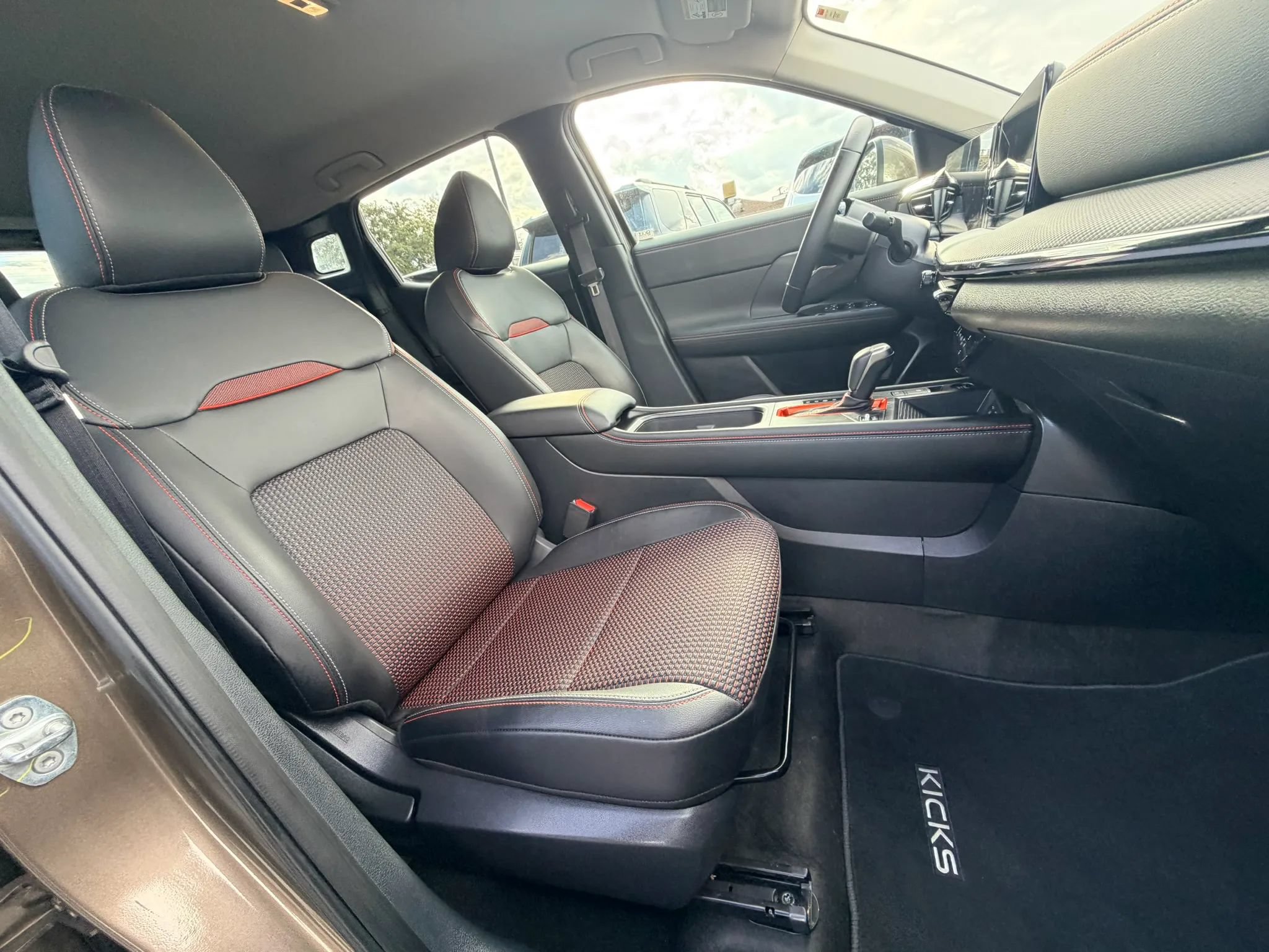 Used 2025 Nissan Kicks SR AWD/4WD image 24