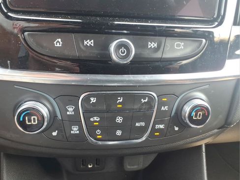 Used 2023 Chevrolet Traverse LT FWD image 25