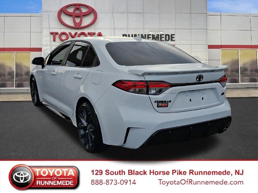 Used 2025 Toyota Corolla SE w/ SE Premium Package FWD image 4