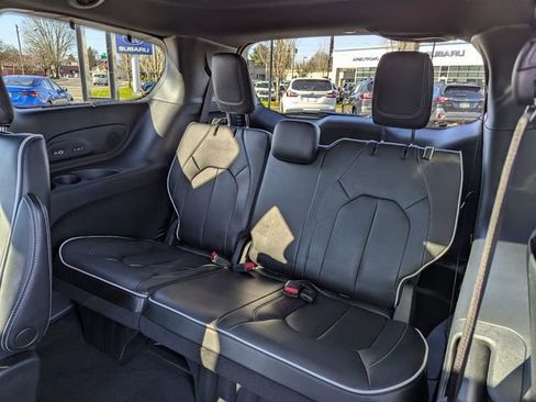 Used 2023 Chrysler Pacifica Limited w/ Uconnect Theater Family Group image 36
