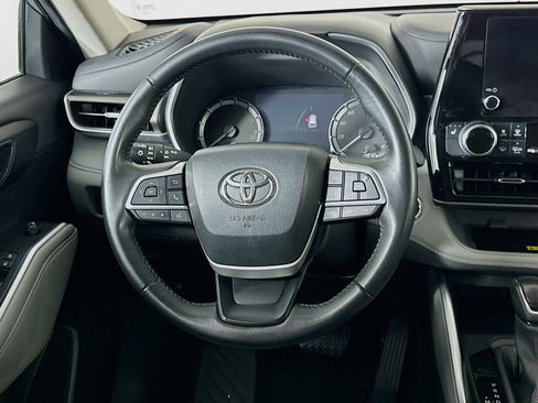 Used 2023 Toyota Highlander XLE image 18