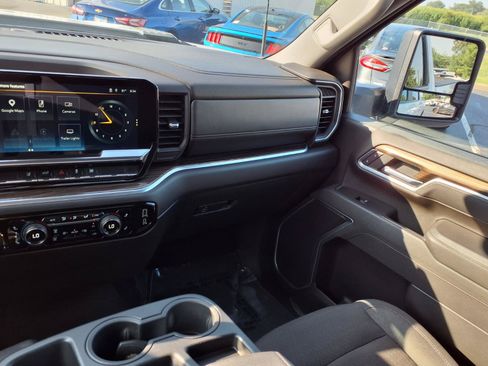 Used 2025 Chevrolet Silverado 2500 LT w/ Convenience Package AWD/4WD image 4