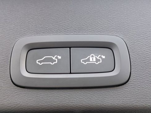 Certified 2023 Volvo XC40 B5 Plus w/ Climate Package AWD/4WD image 18