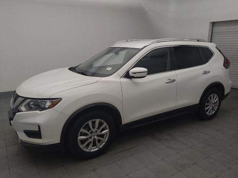 Used 2020 Nissan Rogue SV image 2