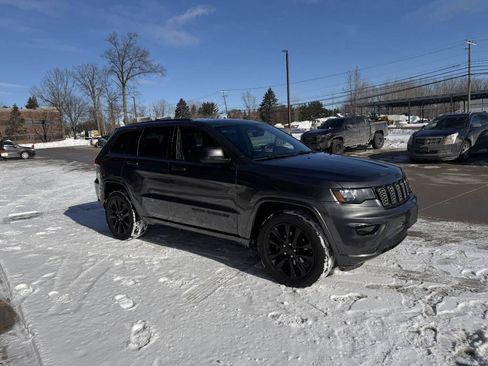 Used 2018 Jeep Grand Cherokee Altitude image 4