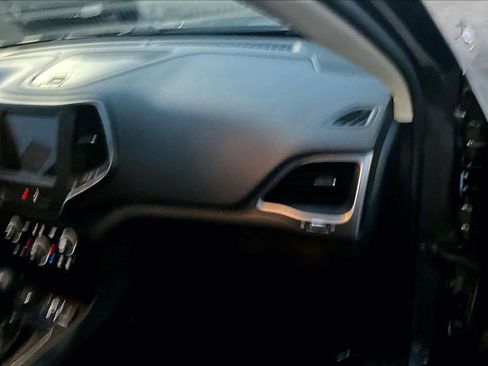 Used 2022 Jeep Cherokee Latitude Lux w/ Sun & Sound Group image 25