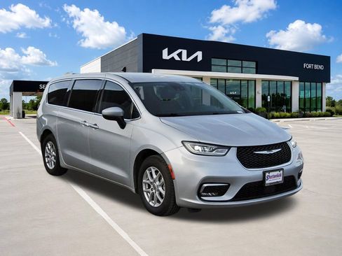 Used 2023 Chrysler Pacifica Touring-L FWD image 3