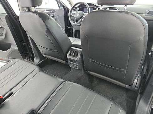 Used 2022 Volkswagen Tiguan SE w/ Panoramic Sunroof Package AWD/4WD image 11