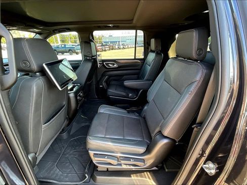 Used 2024 Chevrolet Suburban High Country RWD image 6