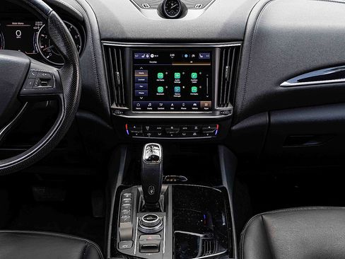 Used 2021 Maserati Levante image 11