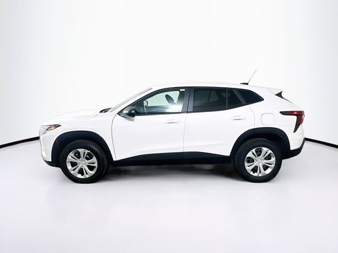 Used 2025 Chevrolet Trax LS FWD image 4