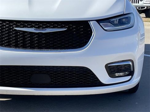 Used 2024 Chrysler Pacifica Touring-L image 7