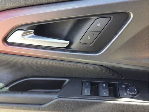 Certified 2025 Chevrolet Equinox EV RS FWD image 22
