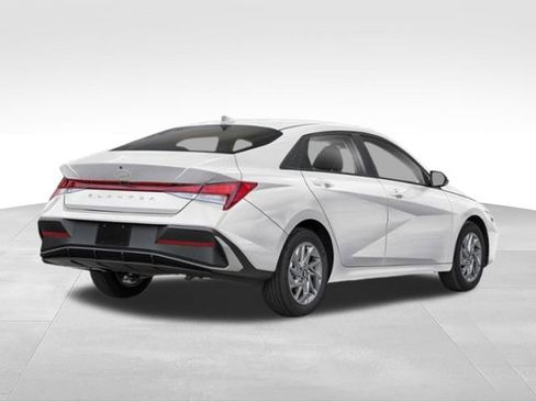 Used 2024 Hyundai Elantra SEL FWD image 2