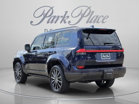Used 2025 Lexus GX 550 w/ Cold Area Package AWD/4WD image 3