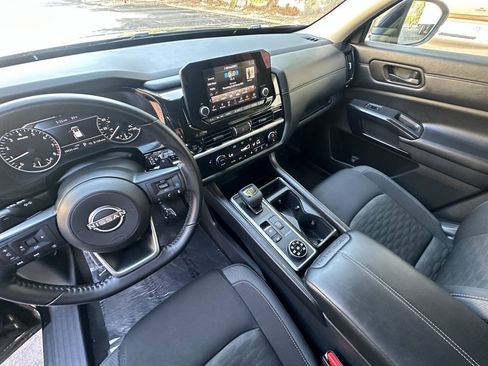 Used 2025 Nissan Pathfinder SV AWD/4WD image 9