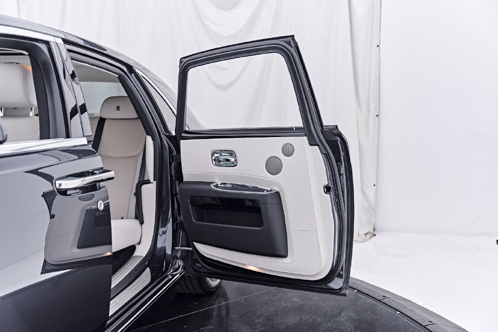 Used 2016 Rolls-Royce Ghost RWD image 35