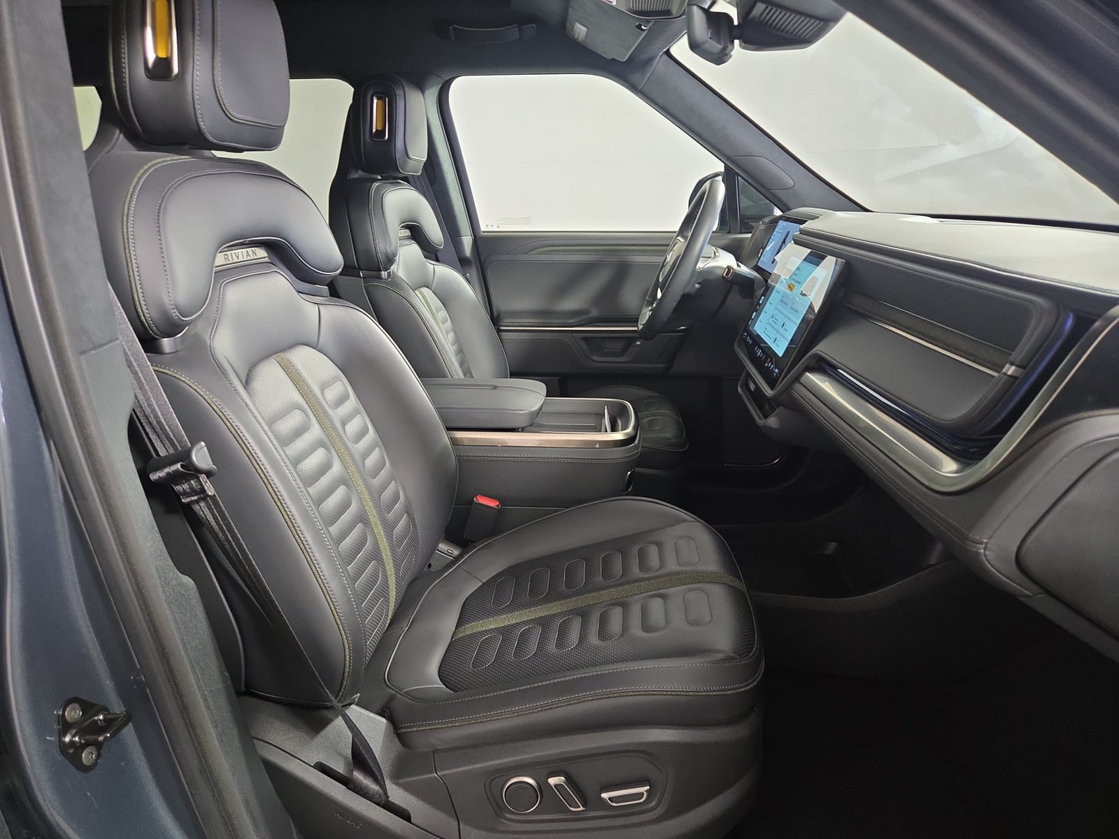 Used 2025 Rivian R1S Adventure Dual AWD/4WD image 24