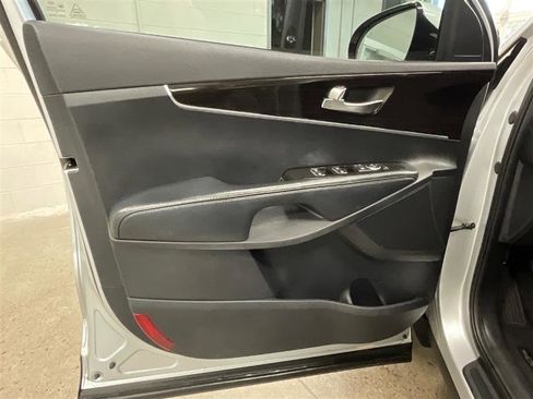 Used 2020 Kia Sorento LX image 11