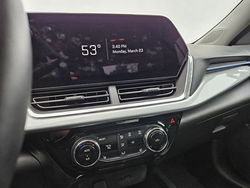 Used 2025 Chevrolet Trax LT w/ LT Convenience Package image 11