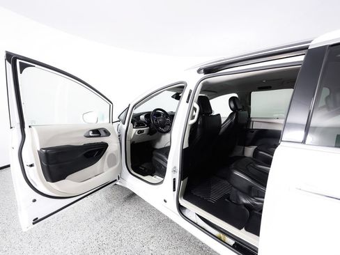 Used 2020 Chrysler Pacifica Touring-L FWD image 15