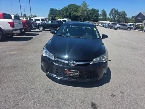Used 2017 Toyota Camry SE FWD image 1
