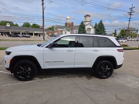 Certified 2024 Jeep Grand Cherokee Altitude AWD/4WD image 7