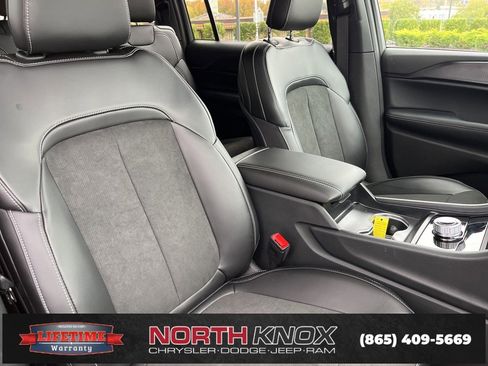 New 2025 Jeep Grand Cherokee L Altitude image 30
