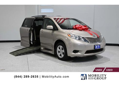 Used 2015 Toyota Sienna LE FWD image 1