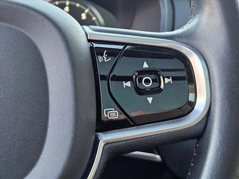 Used 2017 Volvo XC90 T6 Momentum w/ Vision Package image 13