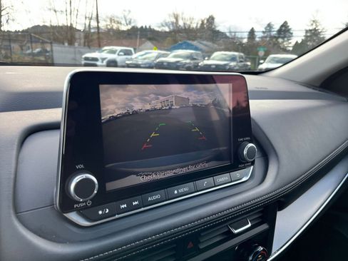 Used 2025 Nissan Rogue SV image 25