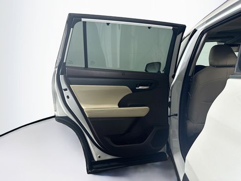 Used 2020 Toyota Highlander XLE image 26