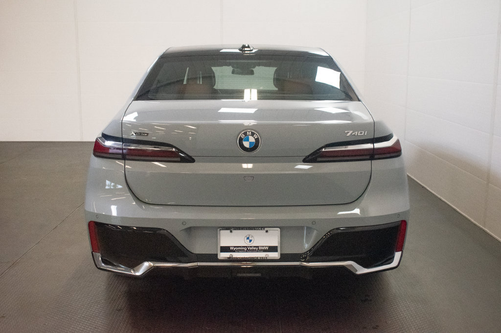 Used 2025 BMW 740i xDrive w/ Premium Package AWD/4WD image 5