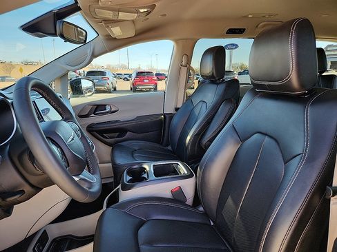 Used 2024 Chrysler Pacifica Touring-L image 7