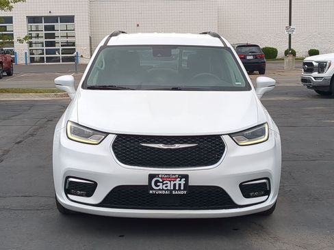 Used 2022 Chrysler Pacifica Touring-L FWD image 11