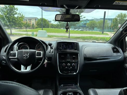 Used 2018 Dodge Grand Caravan SXT w/ Blacktop Package FWD image 9