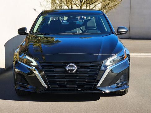 Used 2024 Nissan Altima 2.5 SV image 3