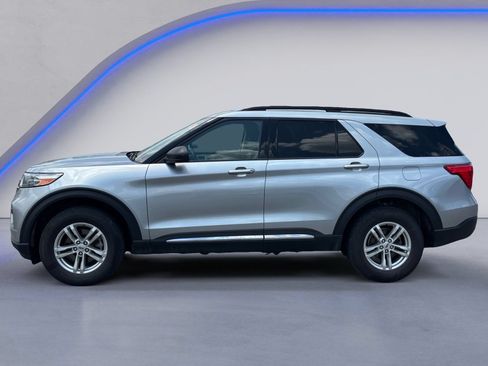Used 2023 Ford Explorer XLT AWD/4WD image 3