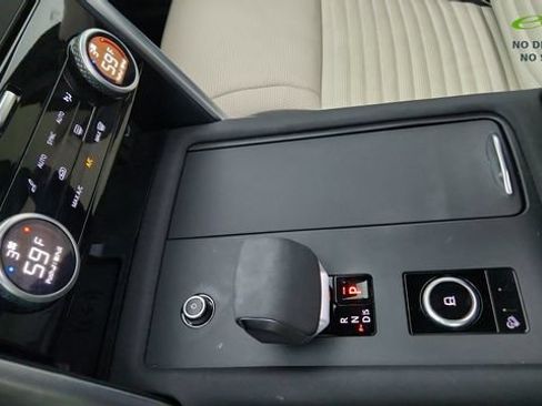 Used 2024 Land Rover Discovery Metropolitan Edition AWD/4WD image 56