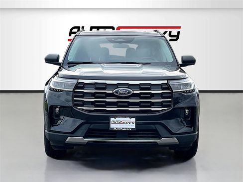 Used 2025 Ford Explorer Active w/ Active Comfort Package image 2