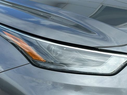 Used 2023 Toyota Highlander XLE FWD image 4