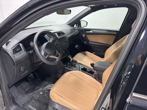 Used 2023 Volkswagen Tiguan SE w/ Panoramic Sunroof Package FWD image 9