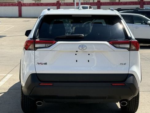 Used 2025 Toyota RAV4 XLE FWD image 5
