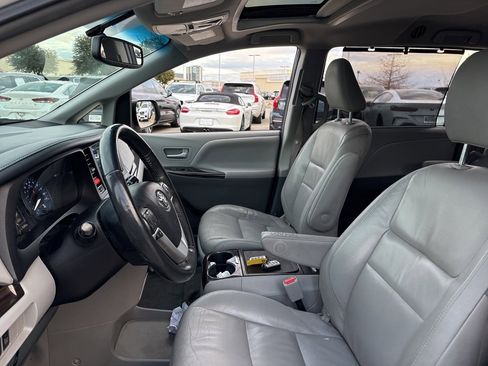 Used 2017 Toyota Sienna XLE image 17
