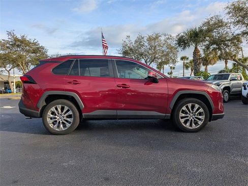 Used 2021 Toyota RAV4 XLE Premium image 3