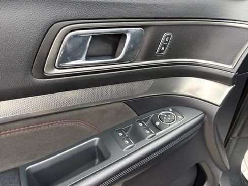 Used 2018 Ford Explorer XLT w/ Equipment Group 202A FWD image 24